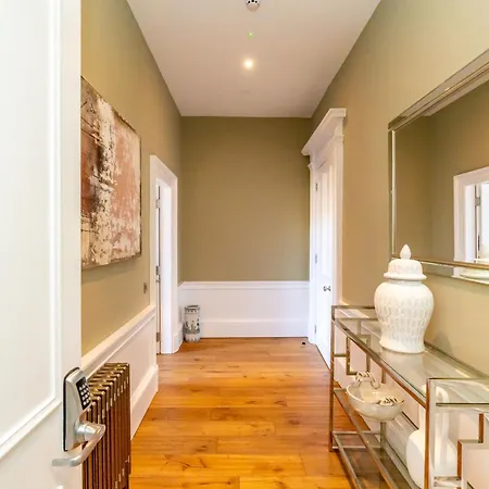 아파트 Dragon Luxury At 8 Albyn Place *