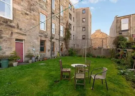 Property Close To The Beach In Portobello *