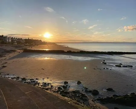 Property Close To The Beach In Portobello 爱丁堡