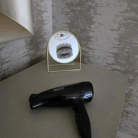 2 Bedroom Sofa Bed In Livingroom Castle View 1st Floor Sleeps 6 Edinburgh