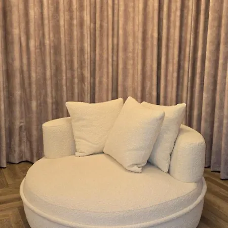 Apartment 2 Bedroom Sofa Bed In Livingroom Castle View 1st Floor Sleeps 6 Edinburgh