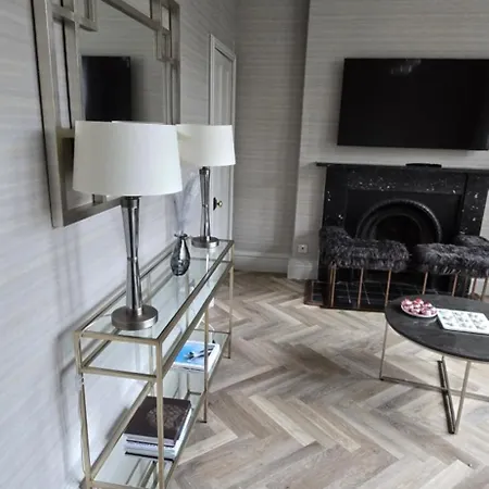 2 Bedroom Sofa Bed In Livingroom Castle View 1st Floor Sleeps 6 * Edinburg