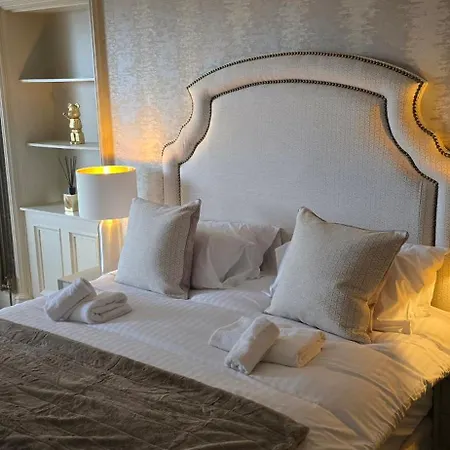 2 Bedroom Sofa Bed In Livingroom Castle View 1st Floor Sleeps 6 * Edinburg
