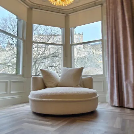 2 Bedroom Sofa Bed In Livingroom Castle View 1st Floor Sleeps 6 Lägenhet *