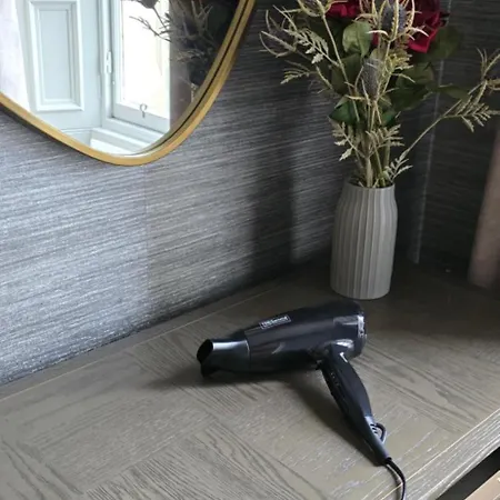 2 Bedroom Sofa Bed In Livingroom Castle View 1st Floor Sleeps 6 Apartment Edinburgh