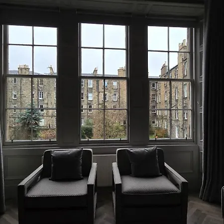 2 Bedroom Sofa Bed In Livingroom Castle View 1st Floor Sleeps 6 公寓 爱丁堡