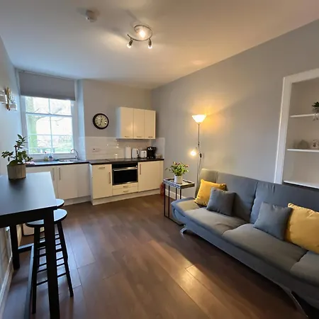 Апартаменты Comfortable One-bedroom Free Parking Space