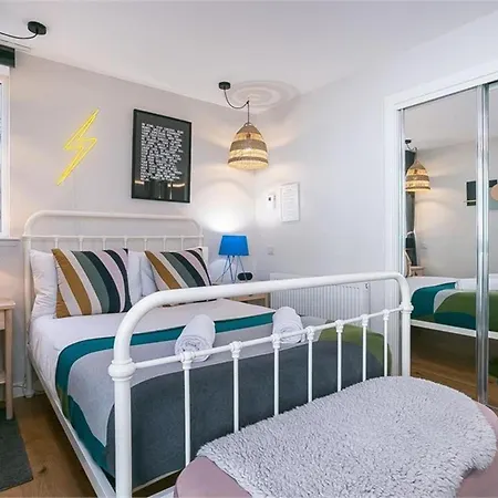 Seaside Luxury - 2min To - 20min Centre Apartment *