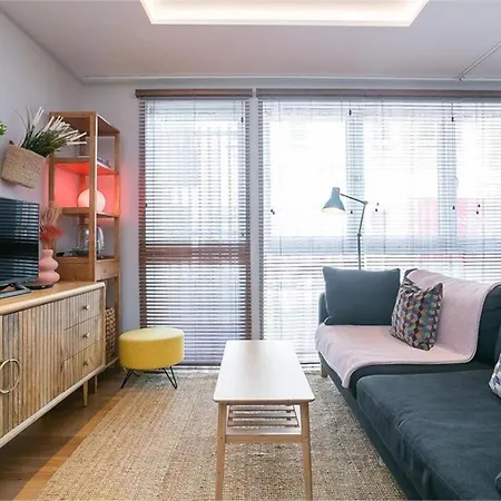 Seaside Luxury - 2min To - 20min Centre Apartment *