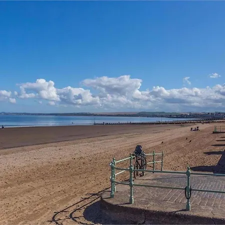Seaside Luxury - 2min To - 20min Centre Apartment *