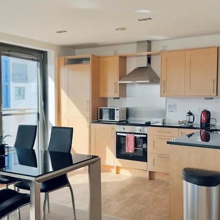 Modern Two Bedroom Apartment *