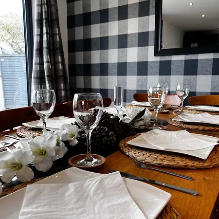 Дом отдыха Dreghorn House 5 B-rooms 9 Beds 3 Toilets 2 Showers,1 Bath 2 Receiption Secure Free Parking 233 Wifi