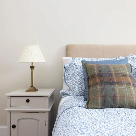 Deluxe 3-bedroom On Princes Street Overlooking Castle *