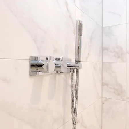 Deluxe 3-bedroom On Princes Street Overlooking Castle *