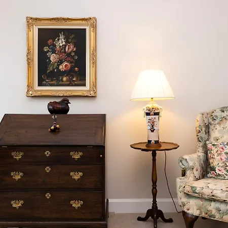 Deluxe 3-bedroom On Princes Street Overlooking Castle *