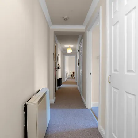 2 Bedroom In With Free Parking Edynburg
