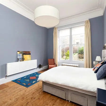 Joivy Spacious 2-bedroom Ground Floor Flat Apartment Edinburgh