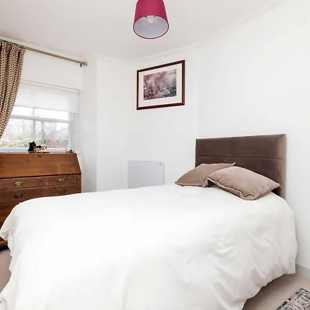 Lägenhet Joivy Spacious 2-bedroom Ground Floor Flat