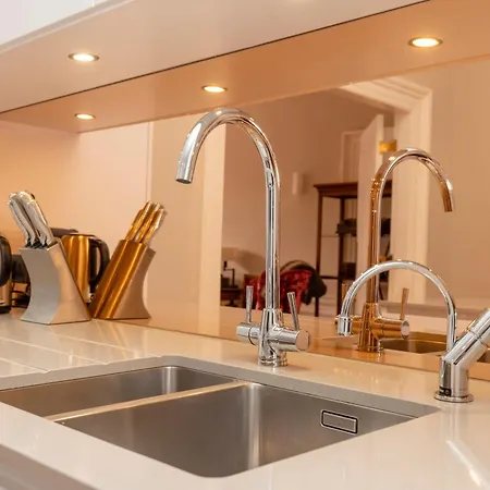 Joivy Ultra Luxe Near Princes Street Apartment *