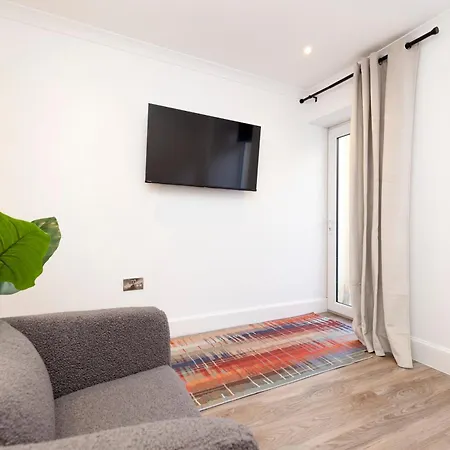 Joivy 3br Flat In Haymarket With Free Parking *