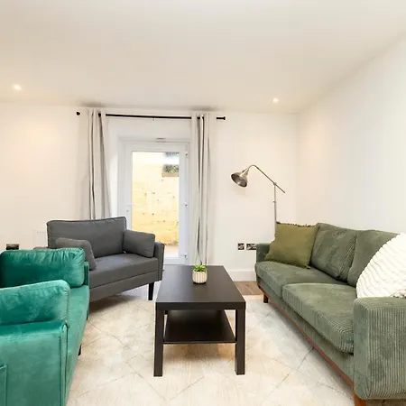 Joivy 3br Flat In Haymarket With Free Parking