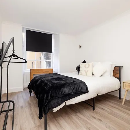 Lägenhet Joivy 3br Flat In Haymarket With Free Parking *