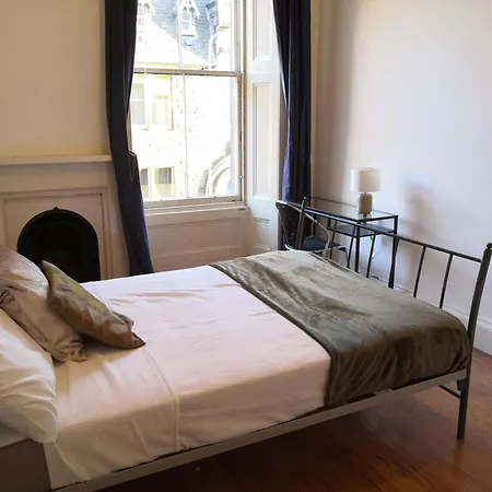 Lauriston Place - Spacious 2 Bedroom *