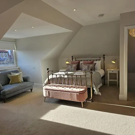 Kaimes Bright Garden Getaway Edinburgh