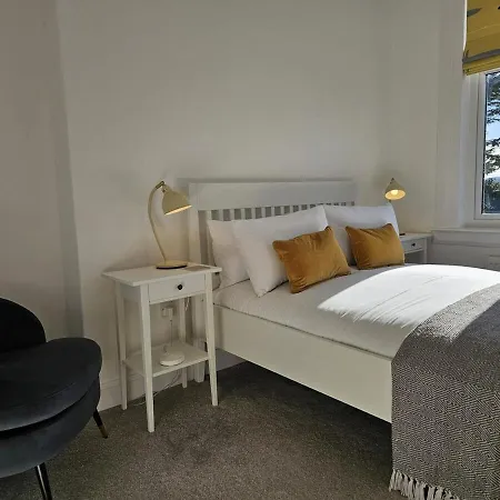 Kaimes Bright Garden Getaway Tatil Evi