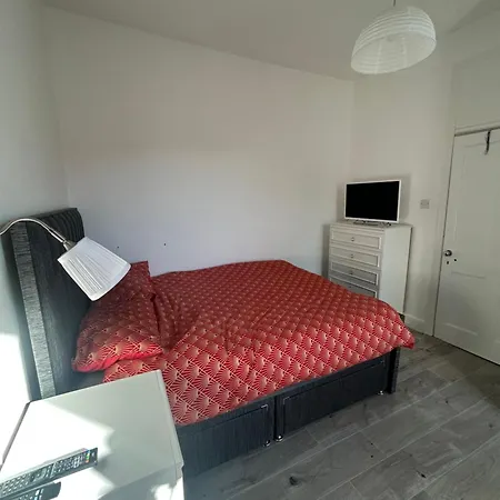 Bright Bedroom With King Side Bed And Shared Bathroom, Just A 15 Minute Walk From Haymarket Station *
