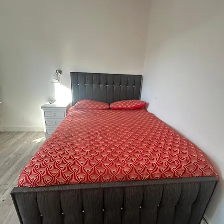 Bright Bedroom With King Side Bed And Shared Bathroom, Just A 15 Minute Walk From Haymarket Station *