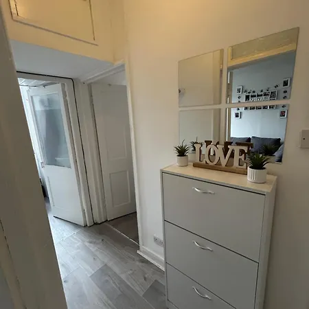 Apartment Bright Bedroom With King Side Bed And Shared Bathroom, Just A 15 Minute Walk From Haymarket Station Edinburgh