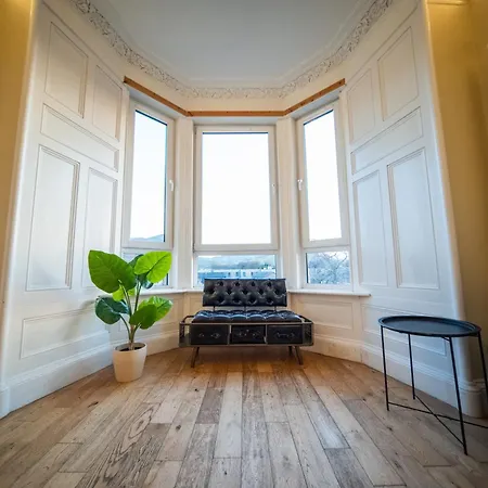 Apartmán Spacious Flat, Close To The Centre With Scenic Views