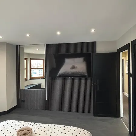 Large Modern Family In Murrayfield - Very Close To Centre - 10 Mins By Direct Bus - Private Driveway & Garden