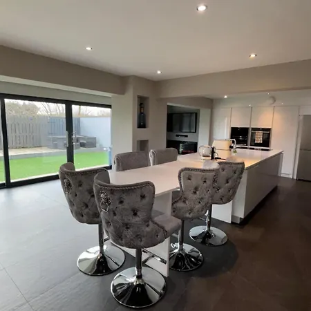 Large Modern Family In Murrayfield - Very Close To Centre - 10 Mins By Direct Bus - Private Driveway & Garden Holiday home *