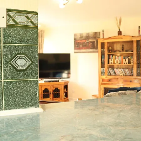 3 Bedrooms Flat In Old Town Sleeps 6 *