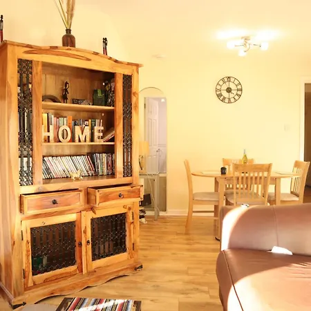 3 Bedrooms Flat In Old Town Sleeps 6 *
