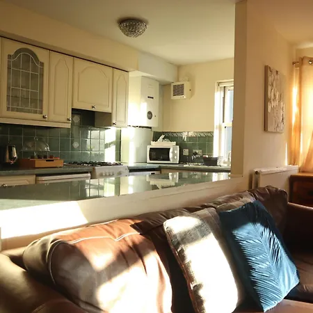 3 Bedrooms Flat In Old Town Sleeps 6 *