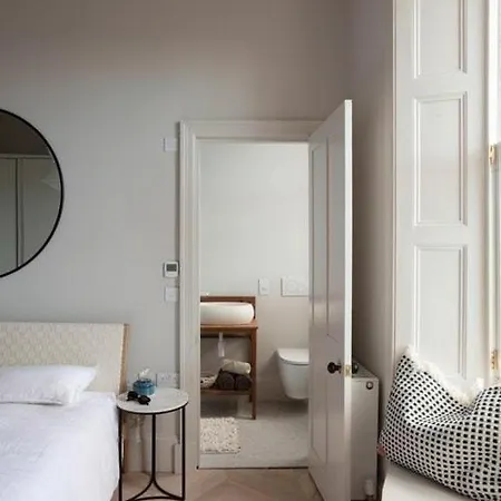 Stunning 3-bed Castle Views In Historic Apartment