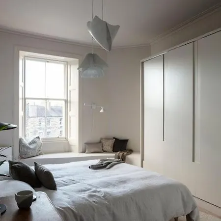 Stunning 3-bed Castle Views In Historic Apartment