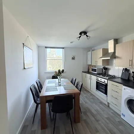 Old Town - Royal Mile Neighbour 2-bed, 2-bath * Edinburgh