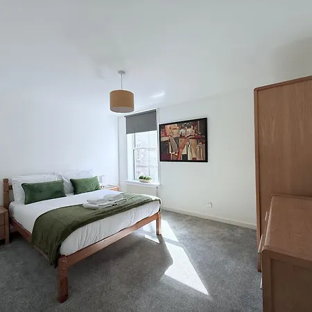 Old Town - Royal Mile Neighbour 2-Bed, 2-Bath Apartment *
