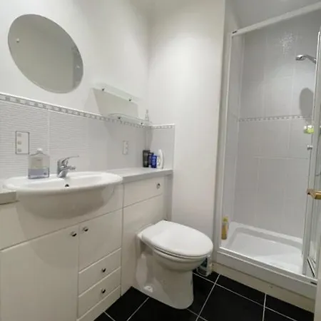 Quarto em Acomodações Particulares Ensuite Double With Private Parking *