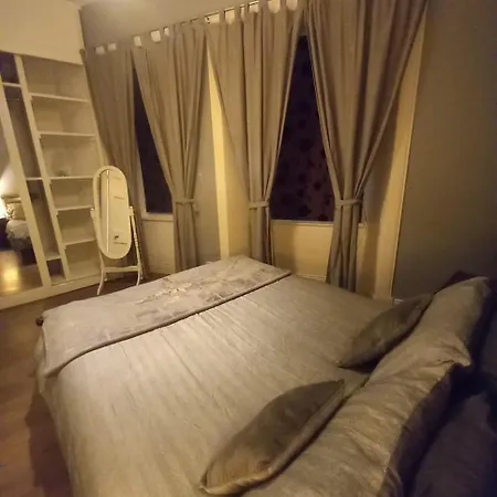 Modern One Bed Flat At The Haymarket, Sleeps 4 Edinburgh