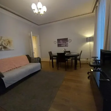 Modern One Bed Flat At The Haymarket, Sleeps 4