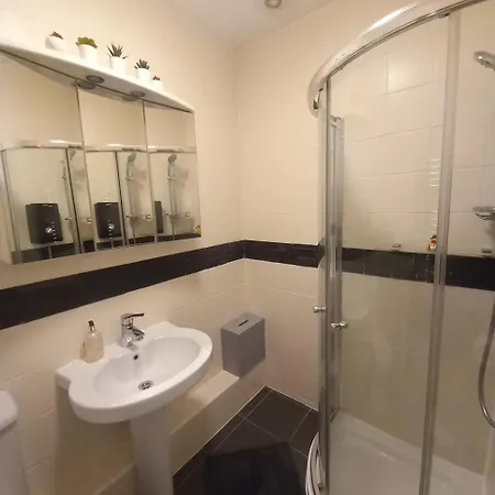 Modern One Bed Flat At The Haymarket, Sleeps 4 Apartment