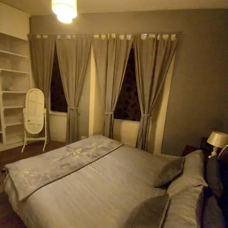 Modern One Bed Flat At The Haymarket, Sleeps 4 *