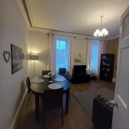 Modern One Bed Flat At The Haymarket, Sleeps 4 Apartment