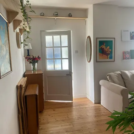 Lägenhet 2 Bed With Garden Near Centre & Beach, Free Parking