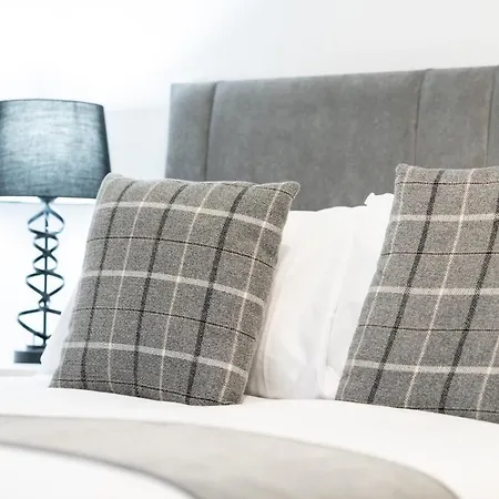 5-bed House With Free Parking, Centre, Family Friendly, Front & Back Garden, Sleeps 10 *